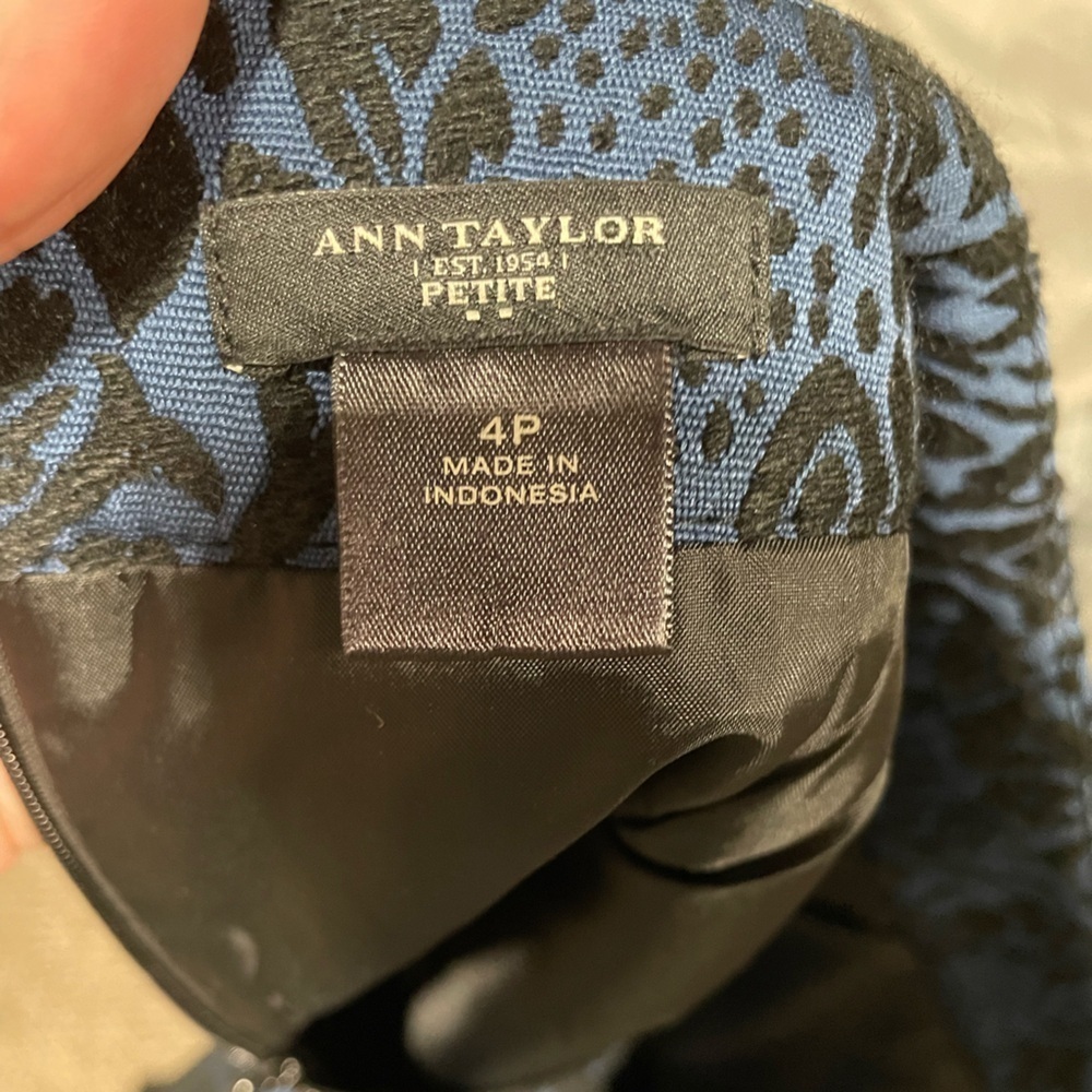 Ann Taylor Jacquard Blue and Black Embroidered Pencil Skirt - Picture 6 of 7